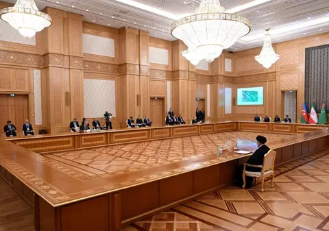 Președintele rus, din nou la o masă uriașă, aproape goală. Comparația cu întâlnirile liderilor occidentali