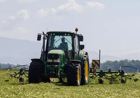Ce salarii se oferă în agricultură. Se poate ajunge la 5.200 de lei pe lună