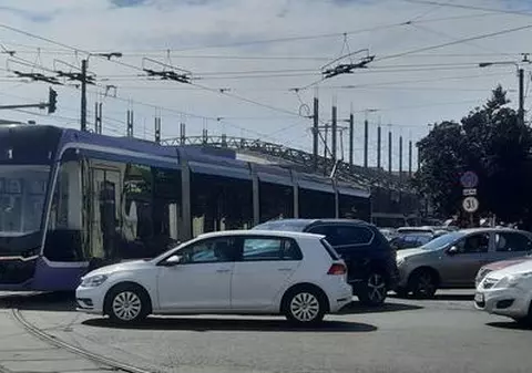 Tramvai de 2 milioane de euro, blocat într-o intersecție din Timișoara la prima ieșire pe traseu. „Nu știm de ce s-a oprit”
