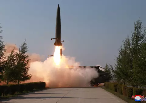 Coreea de Nord a tras opt rachete balistice în mai puțin de o oră