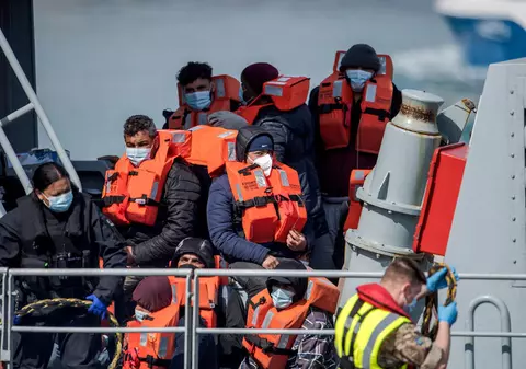 Organizațiile pentru drepturile omului contestă la Înalta Curte decizia Regatului Unit de a trimite azilanții în Rwanda