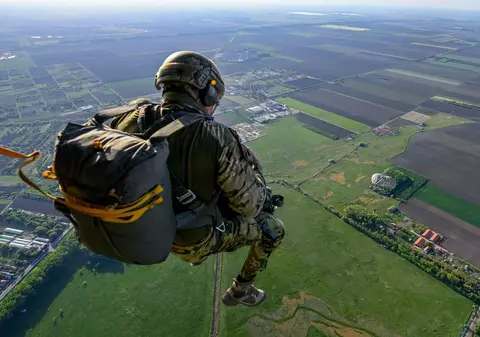 Sute de parașutiști militari britanici, excluși de la operațiunile NATO, după apariția unor filmări cu orgii în cazarmă