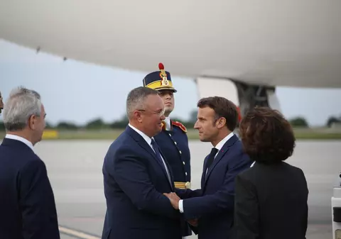 Emmanuel Macron a ajuns la baza Kogălniceanu marți seară. Miercuri dimineață se întâlnește cu Klaus Iohannis
