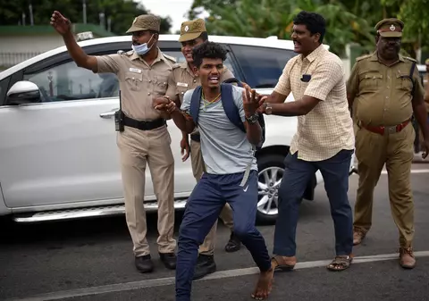 Trenuri incendiate în India, în urma protestelor violente față de noile contracte scurte de muncă pentru militari