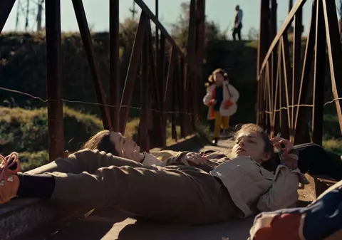 INTERVIU. Cum s-a născut un film despre trauma generației lăsate în urmă de părinții plecați la muncă în străinătate: „Nu înțeleg de ce nu se țipă mai mult”