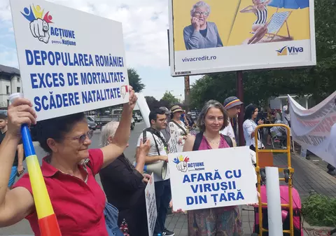 Protest al antivacciniștilor în față la Digi24. „Slujiți oculta mondială. Nu aveți coloană vertebrală”