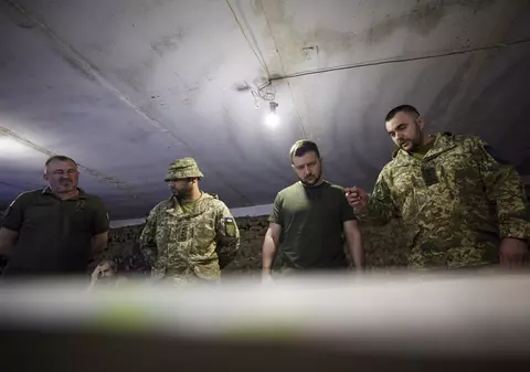 Volodimir Zelenski a vizitat trupele de pe frontul de est. „Ceea ce meritați cu toții este victoria”