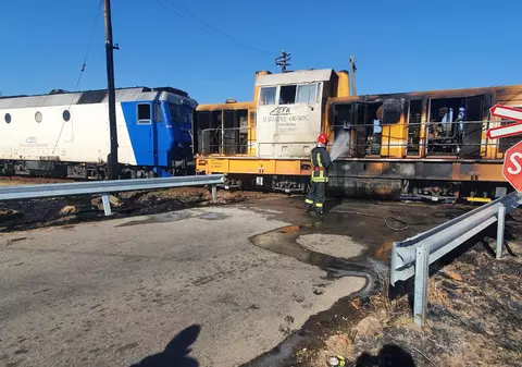 Locomotiva unui tren cu pasageri din Bihor a luat foc. Mecanicul i-a ajutat pe pasageri și a ajuns la spital cu arsuri de gradul II