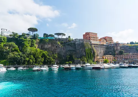 Într-o stațiune din Italia, turiștii sunt amendați dacă merg pe stradă în costum de baie. „Îi deranjează pe localnici”