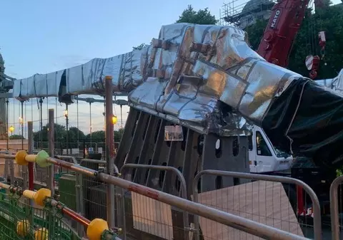 Un celebru pod din Londra a fost învelit în bucăți uriașe de folie pentru a nu se supraîncălzi - FOTO