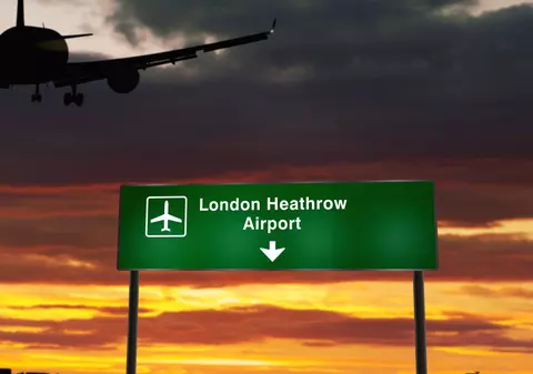 Aeroportul Heathrow, afectat de incendiile care au izbucnit lângă Londra. Fumul a ajuns pe piste și pune în pericol zborurile