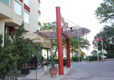 O fetiță de 2 ani a căzut de la etajul trei al unui hotel din Eforie Nord. Un turist a găsit-o în iarbă