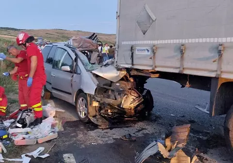 Doi morți și șapte răniți în Vaslui, după ce s-au ciocnit un TIR, o mașină și o căruță. Trei copii, printre victime
