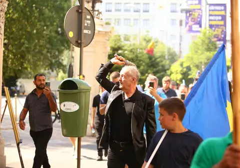 Gigi Becali a stropit cu agheasmă pe Calea Victoriei, unde a avut loc sâmbătă marșul Bucharest Pride, în timpul unui protest religios