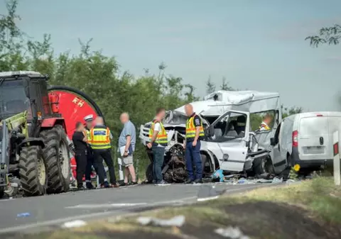 Microbuz din România, implicat într-un accident cu un tractor și o dubă în Ungaria. Sunt 2 morți și 9 răniți