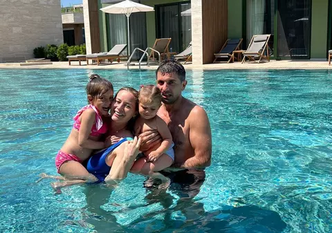 Laura Cosoi, în costum de baie după ce a născut a treia oară. Toți au fost surprinși să vadă cum arată vedeta acum