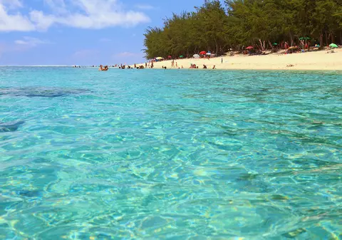 Insula paradisiacă unde au avut atât de multe atacuri ale rechinilor încât înotul este interzis