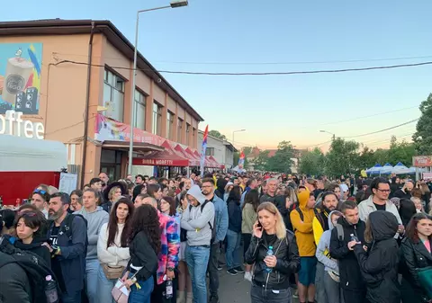 Mii de oameni au așteptat la coadă și 7 ore ca să revină cu autobuzul în Cluj-Napoca de la Electric Castle. Reacția organizatorilor