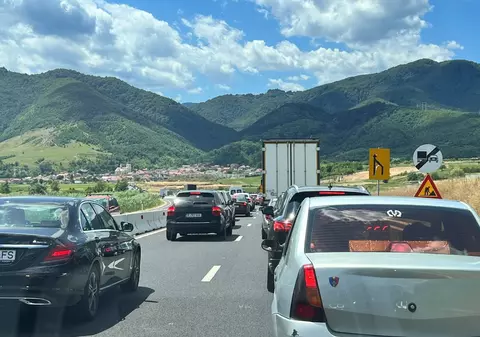 Coloană de mașini de 10 kilometri pe Valea Oltului, după ce o fetiță a fost lovită mortal de o mașină