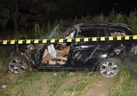 Fată de 15 ani moartă în BMW-ul cu volan pe dreapta furat de iubitul ei, tot de 15 ani, de la părinți. Accidentul, pe E85, în Buzău