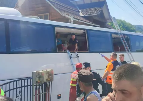 Accident grav în Maramureș: un autocar cu 51 de polonezi a intrat în gardul unei case. Sunt 8 răniți, șoferul a murit