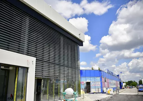 <em>Aripi către lumea întreagă</em>