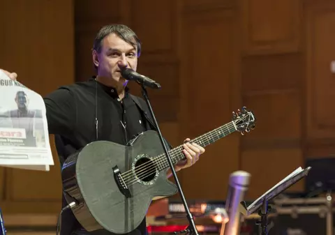 Andrei Păunescu anunță „Cenaclul Flacăra” pe plaja Corbu, IICCMER protestează: Cenaclul a susținut cultul personalității lui Nicolae Ceaușescu