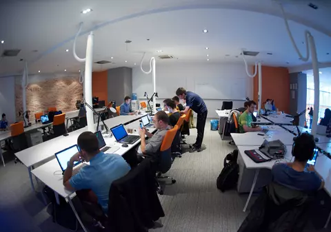 Un text care va enerva 220.000 de români angajați în IT: de ce refuză guvernul jumătate de miliard de euro pe an, scutirea de taxe? De frică