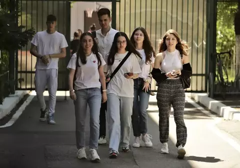 O elevă de 10 la Bac vorbește despre inegalitățile dintre școala făcută la București și cea din provincie și despre viitorul său: „Mi-aș dori să pot ajuta aici, nu să fug în altă parte”