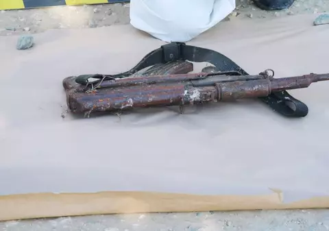 Pistolul mitralieră și muniția furate de la un militar în luna martie, găsite la 200 de metri de unitatea militară din Mamaia-Sat, sub o saltea