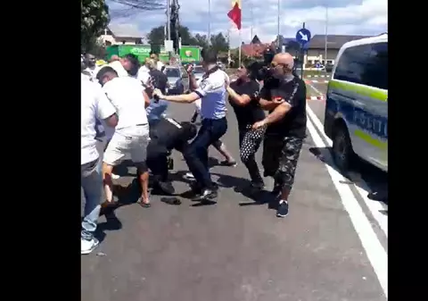 Arestări la o lună de la înmormântarea la care polițiștii au fost luați la bătaie. Mama și bunica fetei decedate, printre reținuți