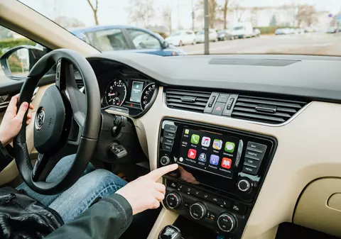 Ce sunt Android Auto şi Apple CarPlay