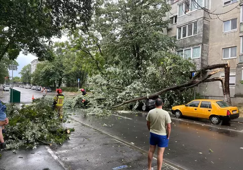Urmările alertelor meteo de vijelii:  clădiri inundate și copaci doborâți de vânt. Unde a fost nevoie de intervenția pompierilor