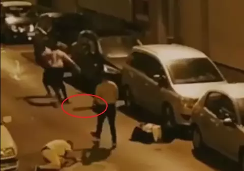 Bătaie nebună între români și columbieni, într-un oraș spaniol. Victimele, alergate pe stradă de un bărbat cu o drujbă pornită | VIDEO