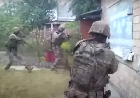 Ucrainenii au filmat momentul când trupele speciale au eliberat cinci bărbați capturați de ruși în Herson