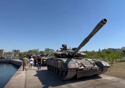 Rușii au făcut expoziție cu armele și echipamentele militare capturate la Azovstal, în Mariupol: „Puști cu lunetă care sunt folosite de NATO”