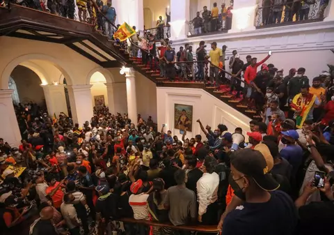 Președintele din Sri Lanka și-a anunțat demisia după protestele violente. Mii de oameni au luat cu asalt reședința sa