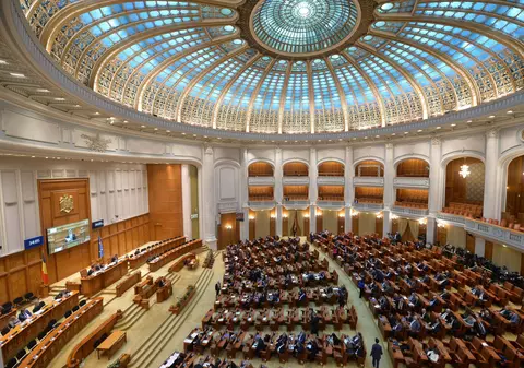 Parlamentul întârzie legea apărării copiilor de agresorii sexuali. Cazul unei fete de 13 ani, ademenită pe Facebook şi abuzată de un bărbat de 34 de ani