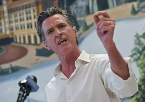 Guvernatorul Californiei a semnat o lege care permite victimelor atacurilor armate să dea în judecată producătorii de arme