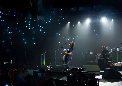 Eddie Vedder nu a putut cânta la Viena alături de trupa sa, Pearl Jam. „Căldura, praful şi fumul de la incendii” i-au afectat corzile vocale