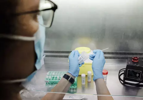 În 1988, în România era interzis să scrii HIV sau SIDA pe un certificat medical, astăzi râdem de o altă boală: variola maimuței