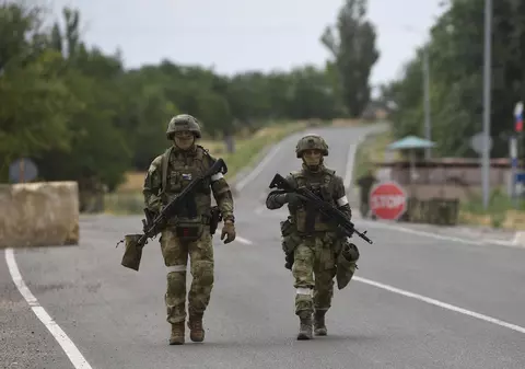 Un lunetist ucrainean a luat la țintă o coloană de soldați ruși și a filmat când a tras în ei