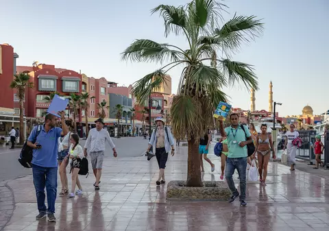 CORESPONDENȚĂ DIN EGIPT. Rechinul ucigaș e de negăsit, elicopterele îl caută, turiștii români sunt supărați că nu au voie pe plajele publice