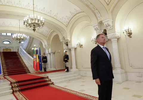 „Ancoră”. „Sobru, poliglot, direct”. „Solitar convingător”. „Are un avantaj apreciabil pentru NATO” - Portretul lui Iohannis pe digi24.ro. Cine e autorul?