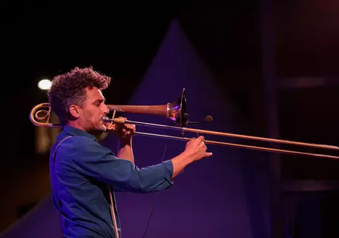 REPORTAJ. Bucuria unui francez venit cu orchestra din linguri, ceasuri și oale în România: „Acasă e dificil să cânți pe stradă, pentru că vine poliția. Sau îmi e furată pălăria cu bacșiș”