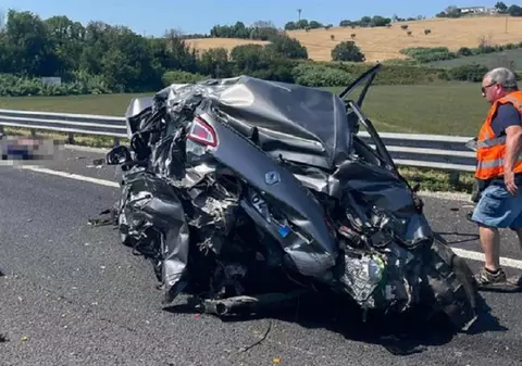 Un șofer român de TIR a spulberat un Renault staționat și a ucis o bătrână de 85 de ani, chiar sub ochii fiului ei, pe o autostradă din Italia