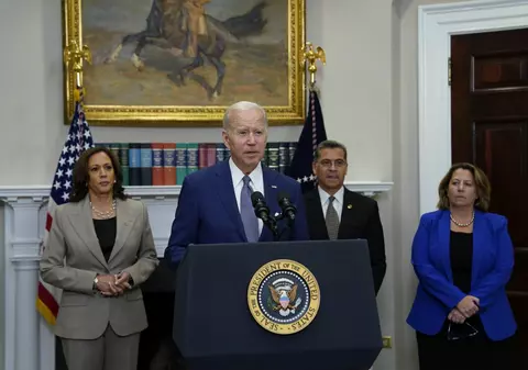 Joe Biden, ținta ironiilor după ce a citit de pe prompter indicațiile primite de la echipa sa