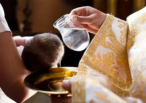 La ce vârstă se botează copilul și ce semnificație are ritualul de botez