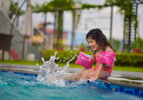 5 sfaturi pentru ca copiii să se bucure de piscină în siguranță
