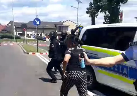 Şoferul din Târgovişte care a ucis o fetiţă pe trecerea de pietoni, reţinut. Cei 5 polițiști bătuți la înmormântarea copilei au fost și ei audiați în dosarul de ultraj